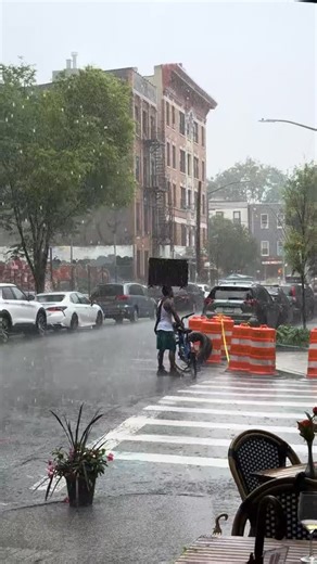 NYC is a different breed 😭 [🎥: via/ sevval.karadavut] | Complex