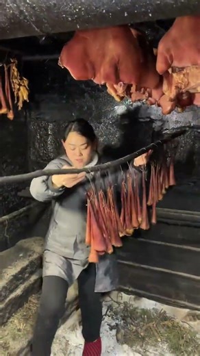 The pig tail is smoked#Share local specialties#Farm-style smoked cured meat#Tujia cured me