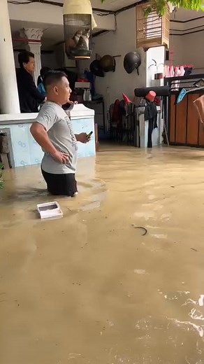 Gak papa lah masuk kandang burung, demi keamanan ya kan meng🤣🤣 #Reposting#Reposting #semuaorang#semuaorang #ngakak#ngakak #papa #ya #gak | Delly Putri Chaniago