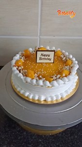 Simple and easy way to fill and frost a mango cake! A summer special...