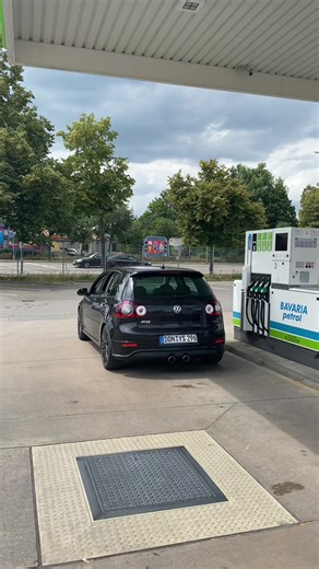 Exploring the Volkswagen Golf R32 Performance