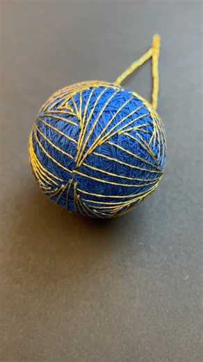 Making a mini temari ball in blue and gold.