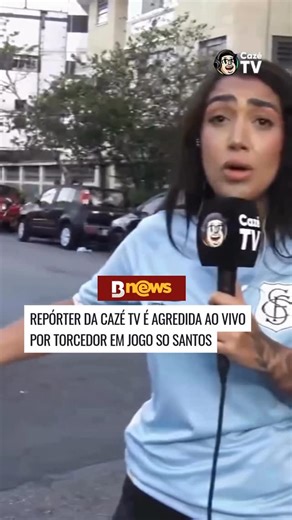 BNews on Instagram: "A repórter Aline Gomes, do CazéTV, foi surpreendida por uma agressão enquanto relatava, ao vivo, o tumulto que tomou conta dos arredores da Vila Belmiro, após o jogo entre Santos e Cruzeiro, no último domingo (7). A partida, que terminou com a vitória de 3x0 para o clube paulista, virou cenário de correria e confusão. Aline explicava ao público que torcedores haviam iniciado brigas próximas ao estádio. “Confusão, gente, não entendi. Era um dia pra ser de festa, de felicidade