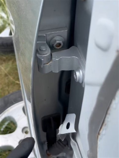 Or remove the door from the hinge#oilchange #serenade #asmr #pov #fyb #oil #viral #viralvide #car #cars #carrepair #accord #carrepairing #repair #foryou #for #roadside #help #kindness