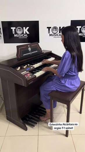 Esterzinha Alcântara Testa e Aprova o Órgão T-1 Spinet da Tokai Teclas