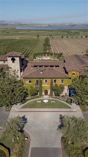 Sonoma Valley's 19 AVA's are full of unique surprises, but the Petaluma Gap AVA is home to something a little more unique. Jacuzzi Family Vineyards brings old-world charm with a California twist to winemaking. From its Tuscan-style property to its Italian-styled varietals and tasting room serving pours daily, it's a flavour-forward experience worth savouring. 📍 Sonoma County, California 📸 credit: Jacuzzi Wines Sonoma County, CA | Rocket Travel Marketing