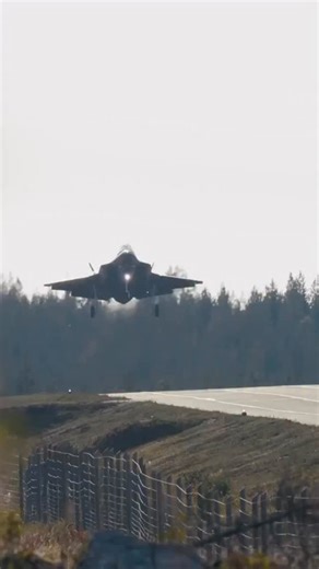 🇮🇹 ITALY: Italy is exploring launching F-35 fighters from highways, allowing the Italian Air Force to operate if airbases are hit, boosting survivability and rapid dispersal in wartime scenarios. | The YARN