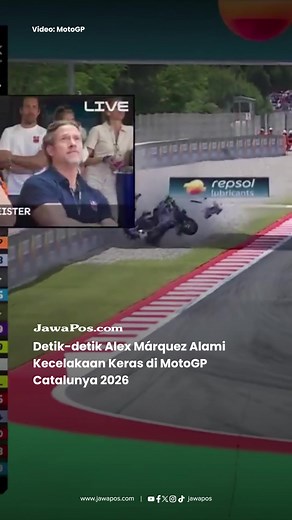 Balapan utama MotoGP Catalunya 2026 di Circuit de Barcelona-Catalunya diwarnai insiden serius yang melibatkan pebalap Gresini Racing, Álex Márquez, pada Minggu (17/5/2026). Kecelakaan terjadi pada lap ke-12 setelah motor Pedro Acosta mengalami kendala teknis dan melambat di lintasan menuju Tikungan 10. Alex yang berada tepat di belakang tidak sempat menghindar hingga menghantam bagian belakang motor Acosta dengan keras. Benturan itu membuat motor Alex hancur dan ban depannya terlepas. Penyelengg
