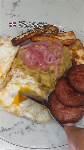 Dahianna, The 🇩🇴 Way! Bueno, my way! on Instagram: "Mangu con los tres golpes 🇩🇴 Recipe ⬇️ Mangu is the national breakfast of Dominicans, and you can eat it for dinner, lunch lo que sea. The word itself comes from the african word Mangusi, which means to smash a bibere basically and it’s linked to our African ancestors! Pero here’s how you make it: Recipe: 2 platanos A whole lot of water Salt to taste Butter Oil to fry Eggs Dominican salami Queso de freir For onions: Red onion Salt to taste 