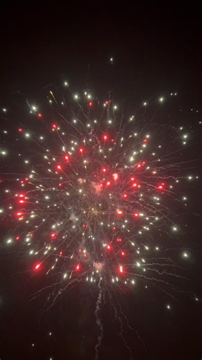 3” inch 75mm Red strobes with tail displaycake 🔥#fireworks #vuurwerk