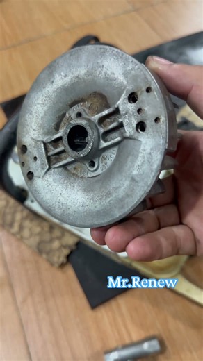 The flywheel key between the flywheel and the chainsaw crankshaft is damaged.