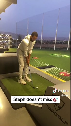 #StephCurry had to show off the #golf skills at #topgolf ⛳️ (via @Kelis 💋)