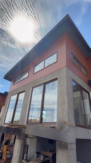 Las ventanas de PVC con termopaneles son un tipo de ventana que combina la durabilidad y resistencia del PVC (policloruro de vinilo) con la eficiencia térmica v acústica de los termopaneles. Características de las ventanas de PVC con termopaneles: 1. Marco de PVC: El marco de la ventana está hecho de PVC, un material duradero y resistente a la corrosión y el desgaste. 2. Termopaneles o Termoscustico: Los termopaneles son paneles de vidrio doble o triple que están separados por un espacio de aire