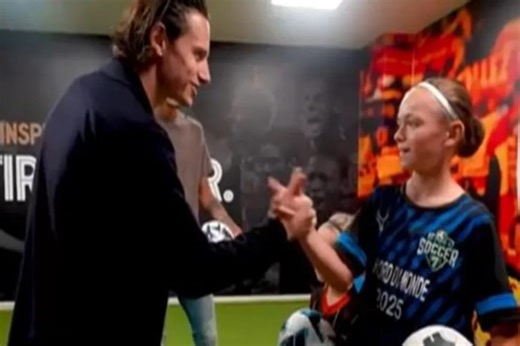 [Vidéo] Quand César, recordman du monde de jongles, met au défi les joueurs du RC Lens - Lensois.com