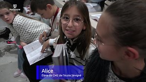 [DICTIONNAIRES] En vigueur depuis des décennies à Narbonne, la tradition des dictionnaires distribués dans les classes de CM2 a bien été perpétuée! 👉Ce matin, Bertrand Malquier, Maire de Narbonne, accompagné de son Adjoint Jean-Paul César, s'est prêté à l'exercice avec plaisir, auprès des écoliers de Léon-Blum et Sévigné. 👉Au total, plus de 700 élèves narbonnais vont en bénéficier. | Ville de Narbonne