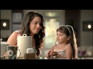 The story revolves around the innocence of a little girl who believes to have captured sunlight (dhoop) in her cupped hands. She runs to her mother and shares the secret of having captured ‘dhoop’ in her hands. The mother instead of rubbishing her daughter’s belief plays along and seems to be excited. The mother helps her daughter to find a safe place to keep the ‘dhoop’ safely but the daughter is not convinced. And then it seems that the perfect place to keep the ‘dhoop’ safely has just struck 