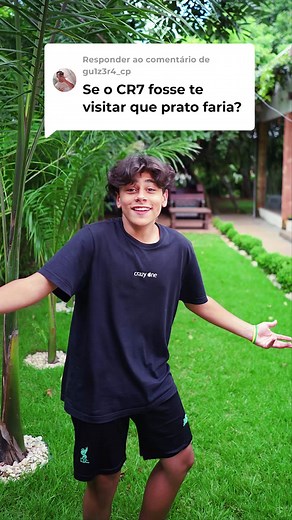 Fiz o prato preferido do Cristiano Ronaldo🤖🤌 Ingredientes 👇: 800g de bacalhau dessalgado e desfiado 1 cebola cortada em tiras 4 dentes de alho em lâminas 200g de batata palha 6 ovos Salsinha picada 100g de azeitonas Sal e pimenta do reino agosto Azeite Preparo: Refogue a cebola com um fio de azeite e em seguida coloque a cebola, quando o alho estiver refogado adicione o alho. Depois coloque o bacalhau e misture bem até que o bacalhau cozinhe. Coloque 150g de batata palha e misture bem, acresc