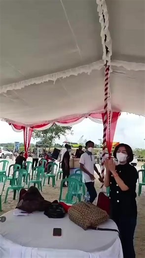 Me Hoa masih sangat ingat beberapa bulan setelah Pelantikan Anggota DPRD/DPD/DPR di seluruh Indonesia September - Oktober ..akhir tahun 2019, #tetiba di tahun 2020 ada Wabah Virus Mematikan, mengancam jiwa dan sangat mencekam. Di saat itu lah Kita mulai mengenal istilah WFH/WFA ( Anak2 Sekolah Online ), benar tidak Bapak Ibu Seperadik ?? Dan Me Hoa ( 4 April 2021 sebagai Ketua DPRD Bangka Tengah waktu itu ), memberanikan diri Aksi Nyata dari ide berkolaborasi dengan PLN, OPD, Forkopimda Bangka T