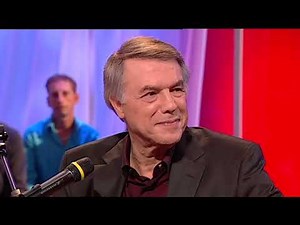 Adamo reprend à la guitare les standards de George Brassens : "Les copains d'abord", "Les bancs pub