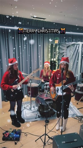 Aylin Zanjiri on Instagram: "2026 bol konserli,bol kayıtlı,bol müzik ve eğlencenin olduğu bol @powerpuff_band ’lı nice senelere, yeni yıl kutlu olsun🥳 #happynewyear #jinglebells #newyear #cover #jinglebellsrock"