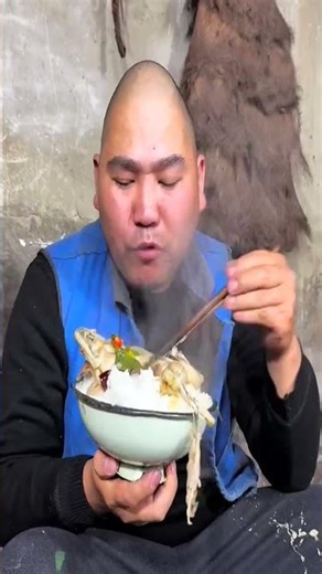 An old chef making delicious fried frogs with chili #cooking#amsr#mukbang#foodshort #part6