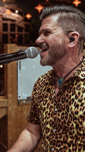 Halbzeit auf der Wiesn! Nach diesen ganzen Tagen kann man sich ja eigentlich nur in den Armen liegen, am besten zu diesem Song! 🎶🤩 #oktoberfest #wiesn #münchen #munich #angels #cageystrings #robbiewilliams #bierzelt | Cagey Strings