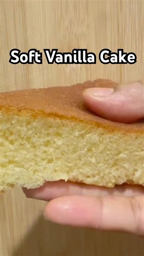 Freshly baked soft vanilla cake—simple, fluffy, and made with love. 🤍