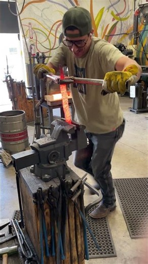 Big twisty! Forged in Fire Champion making some Damascus #metal #blacksmith #forging #steel #forge