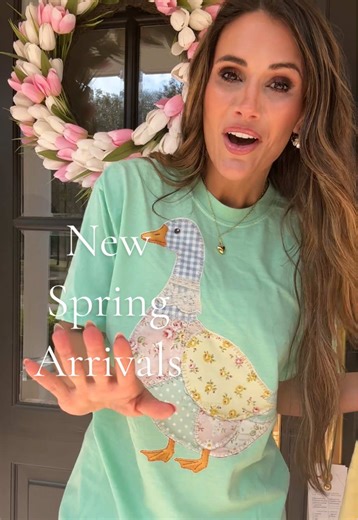 OBSESSED WITH ALL THR NEW SPRING COLORS! Which one is your fav?! #comfortcolors #baileymadeteesboutique #newarrivals #springarrivals
