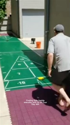 Another target game where you face the target :chi-townshuffleboard2812 #golf #sidesaddleputting