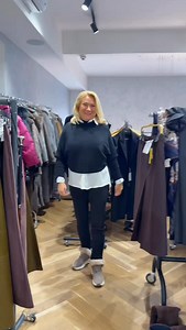 Tohle nejsou velká prsa. Tohle je chyba stylingu. Uzavřený výstřih ke krku, masivní materiál, vyčnívající vrstvy. Výsledek? Jedna velká plocha v oblasti hrudníku, ztracený pas a silueta, která působí těžce a staženě dolů. Naše řešení není schovávání těla. Je to práce s linií. ✔️ pevný základ ✔️ výstřih do V místo uzavření ✔️ vertikála místo objemu ✔️ materiál, který drží tvar Jakmile začnete řídit proporce, velikost přestane být téma. Styling není názor. Styling je disciplína. ❓ Vidíte teď, kde 