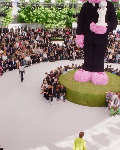 5.5M views · 1.1K reactions | ディオールは、待望のキム・ジョーンズによる初のメンズ コレクションを発表しました。2019 夏 コレクションのルックをチェックし、 on.dior.com/men-summer19-jp で全貌をご覧ください。 | Dior | Facebook