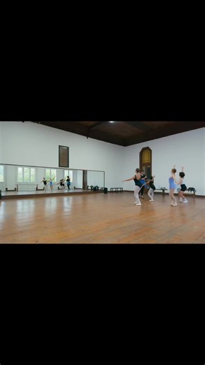 Episódio 3 | Ana vai falar com a professora, e a filha cai durante a aula de dança. Ana relembra o passado... Direitos Autorais: SIC Novela da: SP Televisão #sic #paginasdavida #novela #fy #fyp