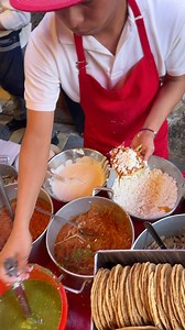 Preparando Tostadas con tinga de carne crema y salsa #tostadas #Tinga #foodie #viral #paratí | El Brother