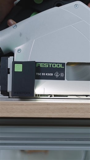 Spotlight für deinen Schnitt 💡 Das neue Lichtmodul ist die perfekte Ergänzung für deine Festool Tauchsäge ➕ Für Schattenfreie Ausleuchtung rechts der Tauchsäge – genau dort, wo es zählt: direkt am Werkstück 💪 | Festool