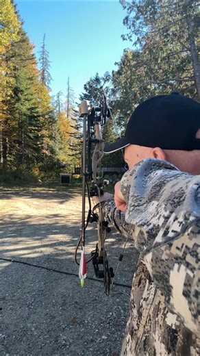 🎯 L’importance d’un bon plumage sur vos flèches de chasse 🏹 Salut tout le monde! La saison de chasse à l’arc approche à grands pas, et aujourd’hui je veux vous montrer à quel point le choix de l’empennage peut transformer le vol de votre flèche. 👉 J’ai testé deux pointes de chasse bien différentes : Razor Head Bear – 185 grains Sharp Shooter – 150 grains Avec chaque pointe, j’ai tiré deux fois : une fois avec des plumes plus souples et petites, puis une autre avec un empennage plus rigide et