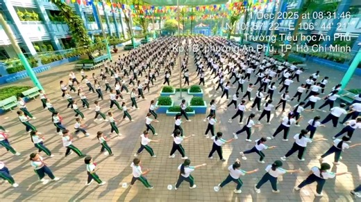 Chương trình đồng diễn võ nhạc Vovinam - Trường Tiểu Học An Phú 🇻🇳 Năm nay, sự kiện hướng tới xác lập kỷ lục kép Việt Nam và Thế giới với màn đồng diễn Vovinam quy mô lớn nhất từ trước đến nay. Đây không chỉ là dấu mốc đặc biệt của ngành giáo dục Thành phố, mà còn giúp học sinh trải nghiệm sâu sắc giá trị của Vovinam – Việt Võ Đạo, môn võ được công nhận là Di sản văn hóa phi vật thể quốc gia, từ đó nuôi dưỡng niềm tự hào dân tộc và tình yêu với võ thuật truyền thống. 🇻🇳 Trên sân , từng đường