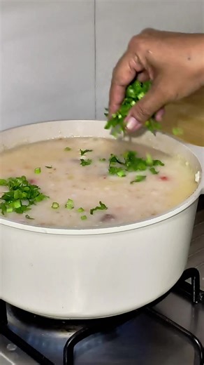 Menu Simple untuk berbuka dan bersahur. Harini kita start masuk dapur balik banyak dah kerja menanti. Semoga hati terus kuat melayani hari hari yang penuh cabaran dan dugaan ini, nak-nak dalam bulan Ramadhan ni . Bubur Daging/ Ayam ni simple je kan tapi sedap amat . Korang bila lagi jom masak. Salam Ramadhan Semua ♥️ Selamat Mencuba 🫰 #buburnasidagingcincang #simplesedap #kongsiresepi #resepibuburnasidaging #myminikitchen