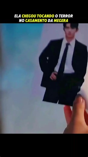 Ela chegou tocando o terror no casamento da irmã