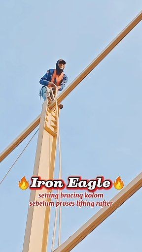 Proses pemasangan bracing pada kolom untuk menjaga stabilitas dan kekakuan kolom sebelum dipasang rafter. #fyp #reels #ereksen #bajaberat #bracingkolom #konstruksibaja #steelstructures #steelbuilding #welderindonesia #ironworkers | Megantara Teknik