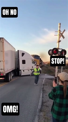 Epic Truck VS Showdown: Unbelievable Off-Road Battle! #TruckChallenge #OffRoadAdventure