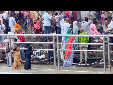 Girl bath in open | ganga snan in open | #gangabath #gangasnan2025 #ganga