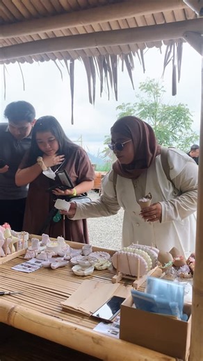 Beauvie Candle on Instagram: "Thank you for having Beauvie @sedaridulucafe’s Sunday Market 🌿 Hope our little candles add some warmth, calm vibes, and a soft glow to your lovely space🕯️✨ #salatiga #semarang #souvenir #homemade #candle #smallbusiness #tray #homedecor #banyubiru #ambarawa #kado #gift #umkm"