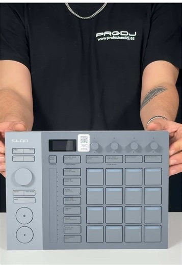🔥 TOCA TUS IDEAS. SIENTE TU MÚSICA CON SLAB 🔥 Esto no es clicar y arrastrar… es crear con las manos. 16 pads RGB, touch-strip para FX y control total del flow en un formato compacto y brutal. Si usas Serato, el AlphaTheta SLAB te va a cambiar la forma de producir 🎛️ ✅ Integración nativa con Serato Studio ✅ Plug & play por USB-C ✅ Ideal para beats, stems y grooves sin perder inspiración 🎥 Descubre cómo suena y qué nos ha parecido en nuestra review completa en el canal de youtube👉