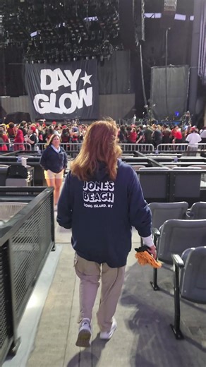 I'm going in 🤨 🥴 & I feel Royalty 😏 🥰 #TwentyOnePilots #BreachJonesBeach #BreachWantagh #DayGlow