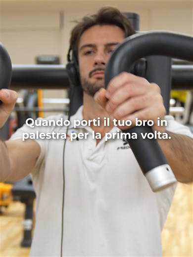 Porti il tuo gym bro in palestra per la prima volta. Tu pronto a spaccare. Lui che guarda gli attrezzi come se fossero oggetti IKEA senza istruzioni. “Da dove si accende?” “Ma questo serve davvero?” “Quante serie sono troppe?” Tu fai da coach, psicologo e guida turistica fitness. Male che vada non torna più. Bene che vada si appassiona. Benissimo che vada… finalmente qualcuno che ti fa i video mentre ti alleni. Ogni gym bro esperto nasce così: confuso, spaesato e con zero idea di cosa stia facen