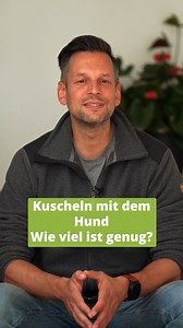 Kuscheln mit dem Hund – wie viel ist genug? . Jeder Hund ist natürlich anders, das sollte man sich als Hundehalter bewusst machen. Es gibt ganz viele verschiedene Charaktere und jeder Hund unterscheidet sich da ein Stückweit in seinem Kuschel-, besser gesagt in seinem Distanzbedürfnis. Falls ihr das noch nicht gemacht habt, kann ich euch empfehlen, darauf mal zu achten – viele Hundehalter machen das nämlich nicht. . Es ist auch ratsam, einmal zu prüfen, welche Berührungen der Hund eigentlich mag
