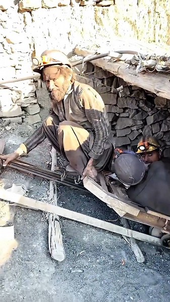 Coal miner in coal mining 72. #coal #minecraft #underground #workers #viralvideo #ytshorts #shorts