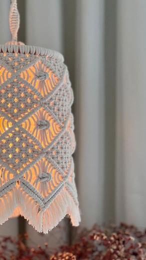 Estilo Calmo | Macrame Sofisticado on Instagram: "✨ Luminária Hermes ✨ . . . . . #macrame #luminaria #abajur #quartoinfantil #quartodebebe #iluminacao #designdeinteriores"