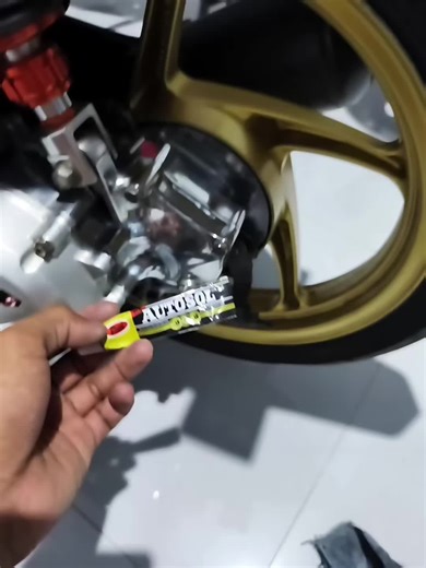 Cara Mengkilapkan Motor dengan Autosol dan Brasso